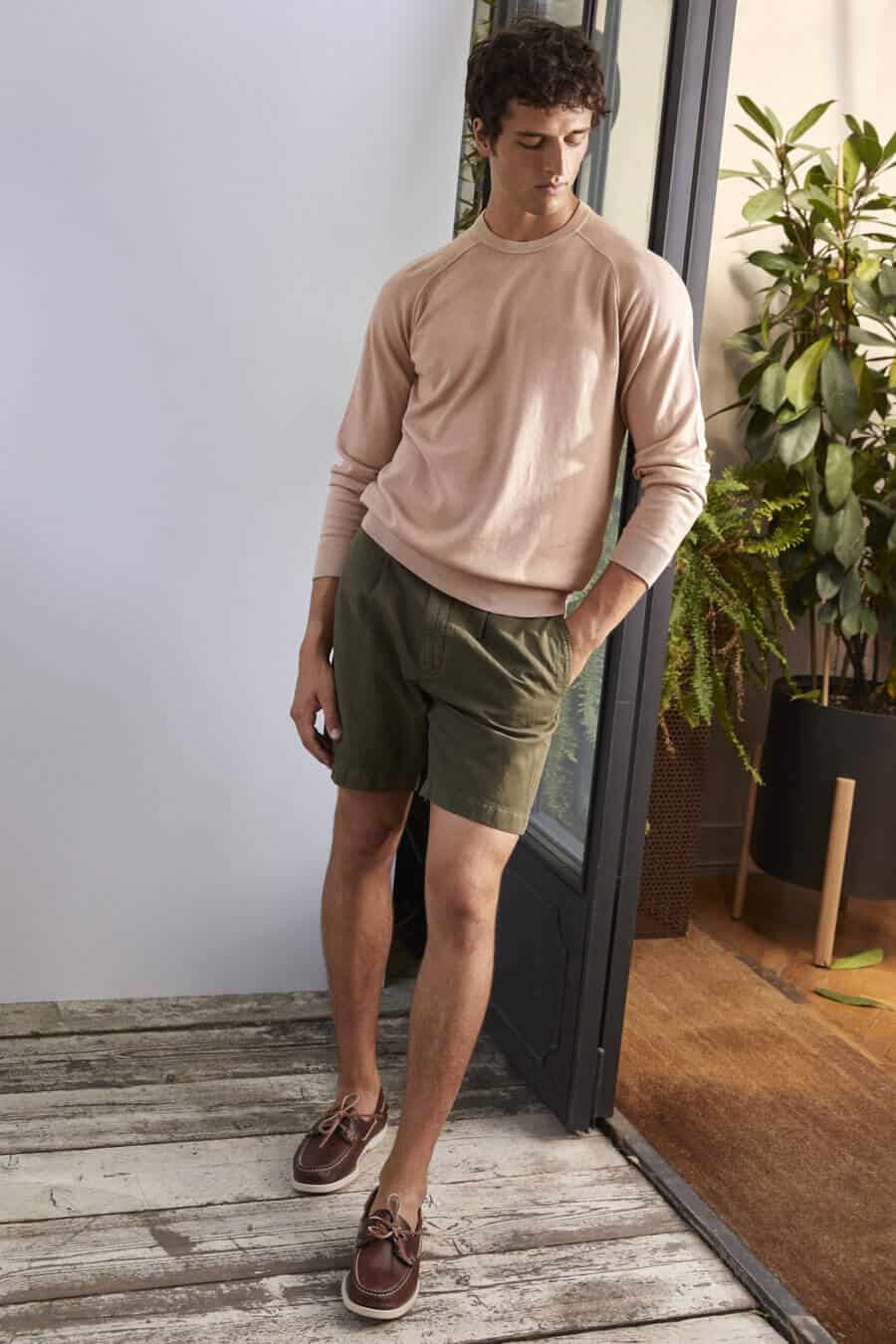 Men's pleated green shorts, sweatshirt and boat shoes summer outfit