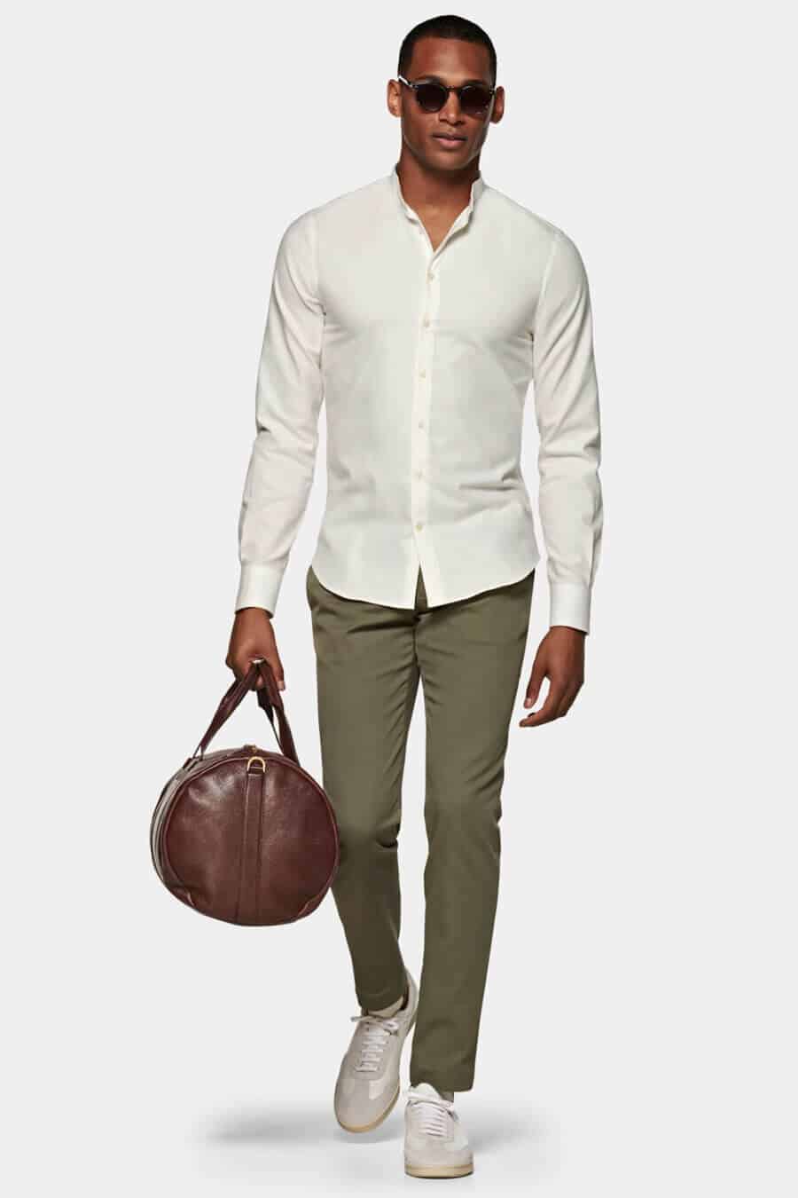 Men's tailored green pants, white shirt and sneakers outfit