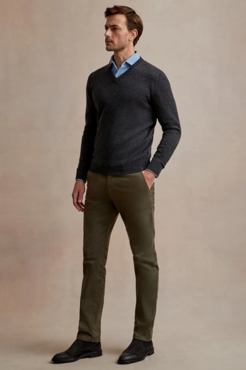 Modern office outfit for men with chinos, shirts and jumper with chelsea boots