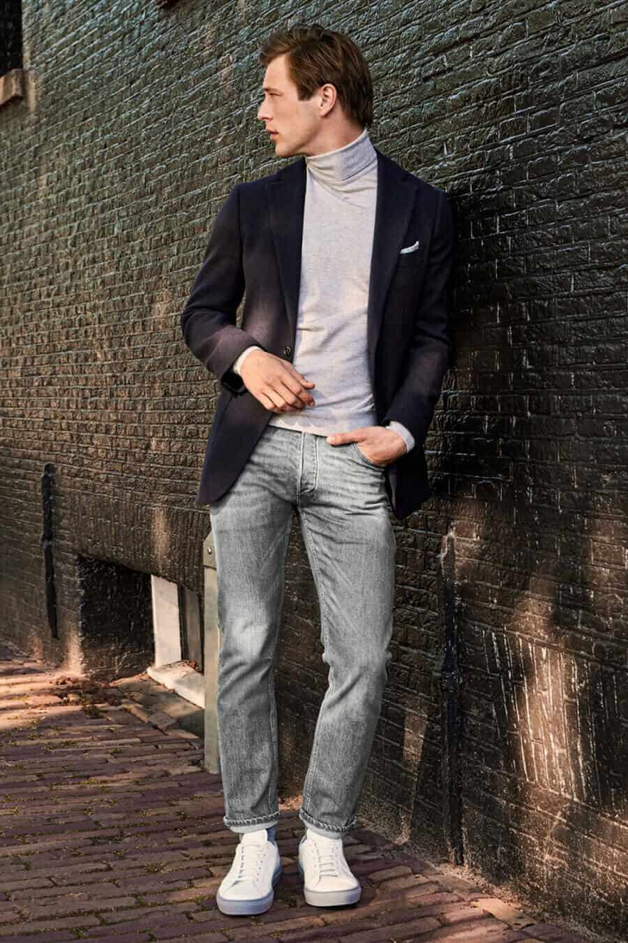 Men's turtleneck outfit for creative office with blazer, k jeans and white sneakers