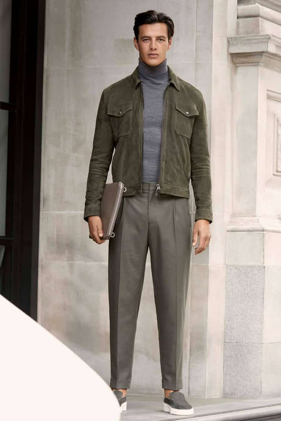 Men's turtleneck outfit with suede trucker jacket and sneakers