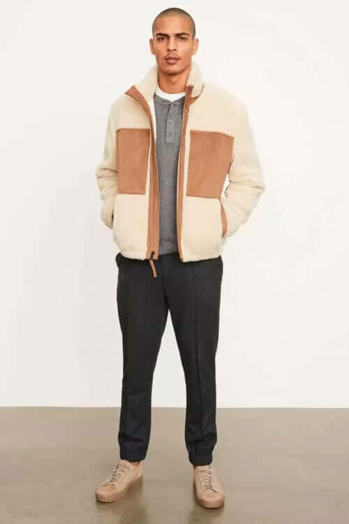 Men's fleece trend outfit with chinos and sneakers