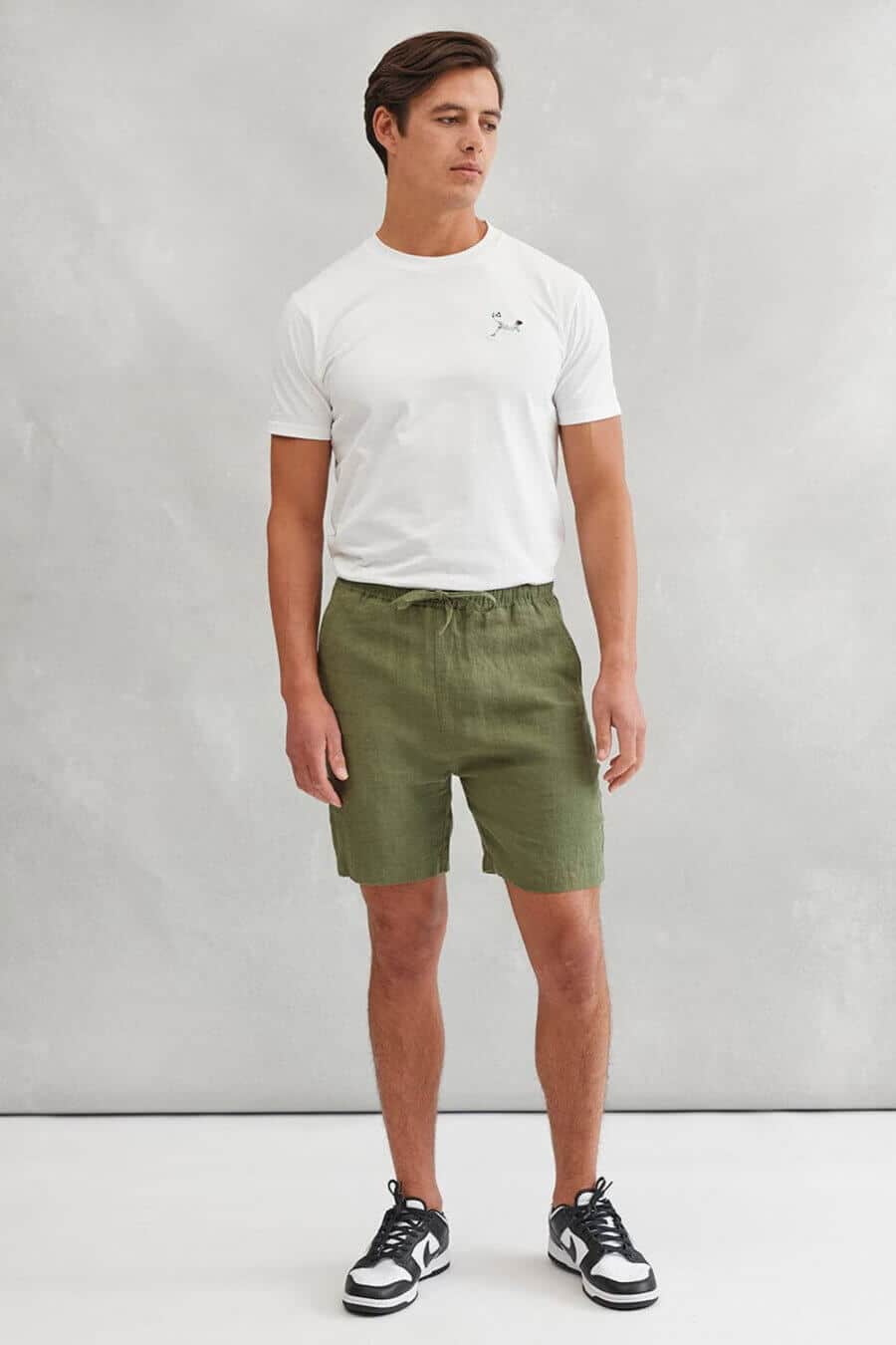 Men's green linen shorts with white T-shirt and Nike Dunks summer outfit