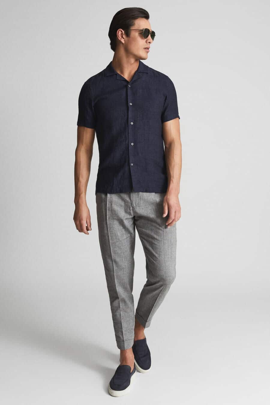 Men's short sleeve navy linen shirt with cropped trousers and loafers outfit