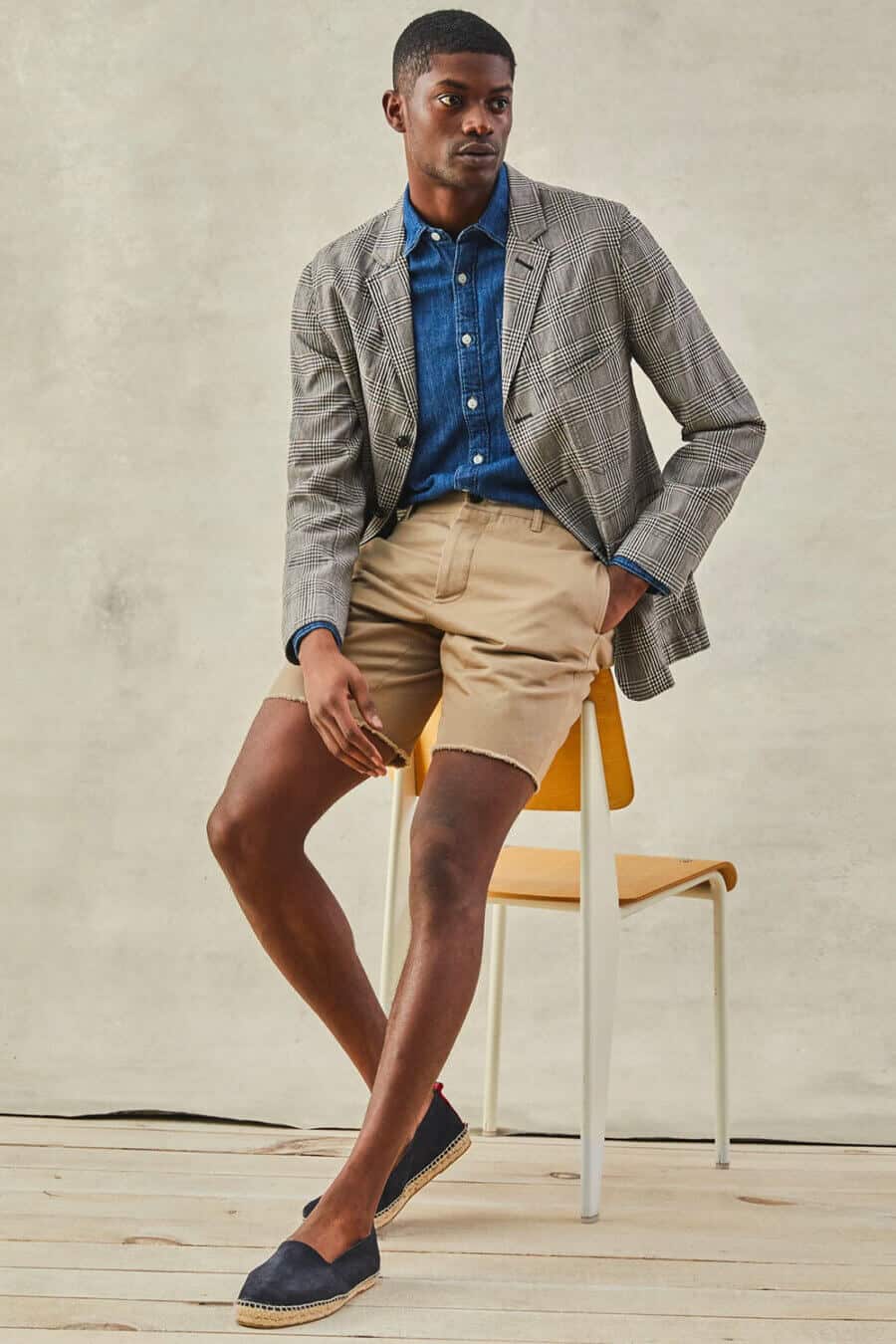 Men's cut off shorts with an Oxford shirt and blazer outfit