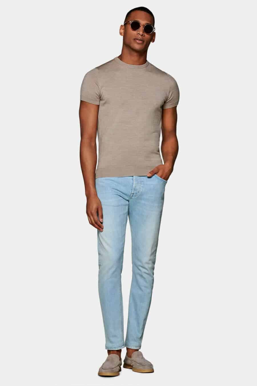 Men's t-shirt and pale jeans summer outfit