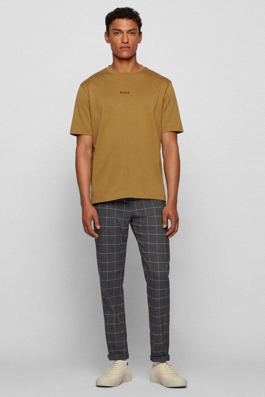 Men's plaid pants, mustard T-shirt and sneakers outfit
