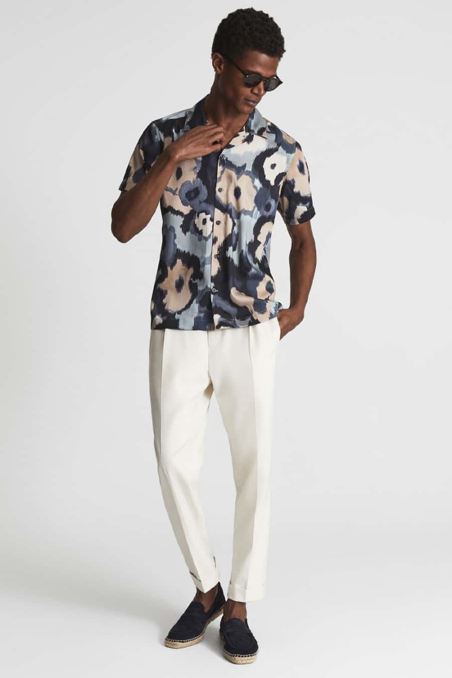 Men's floral short sleeve shirt with white trousers and espadrilles outfit
