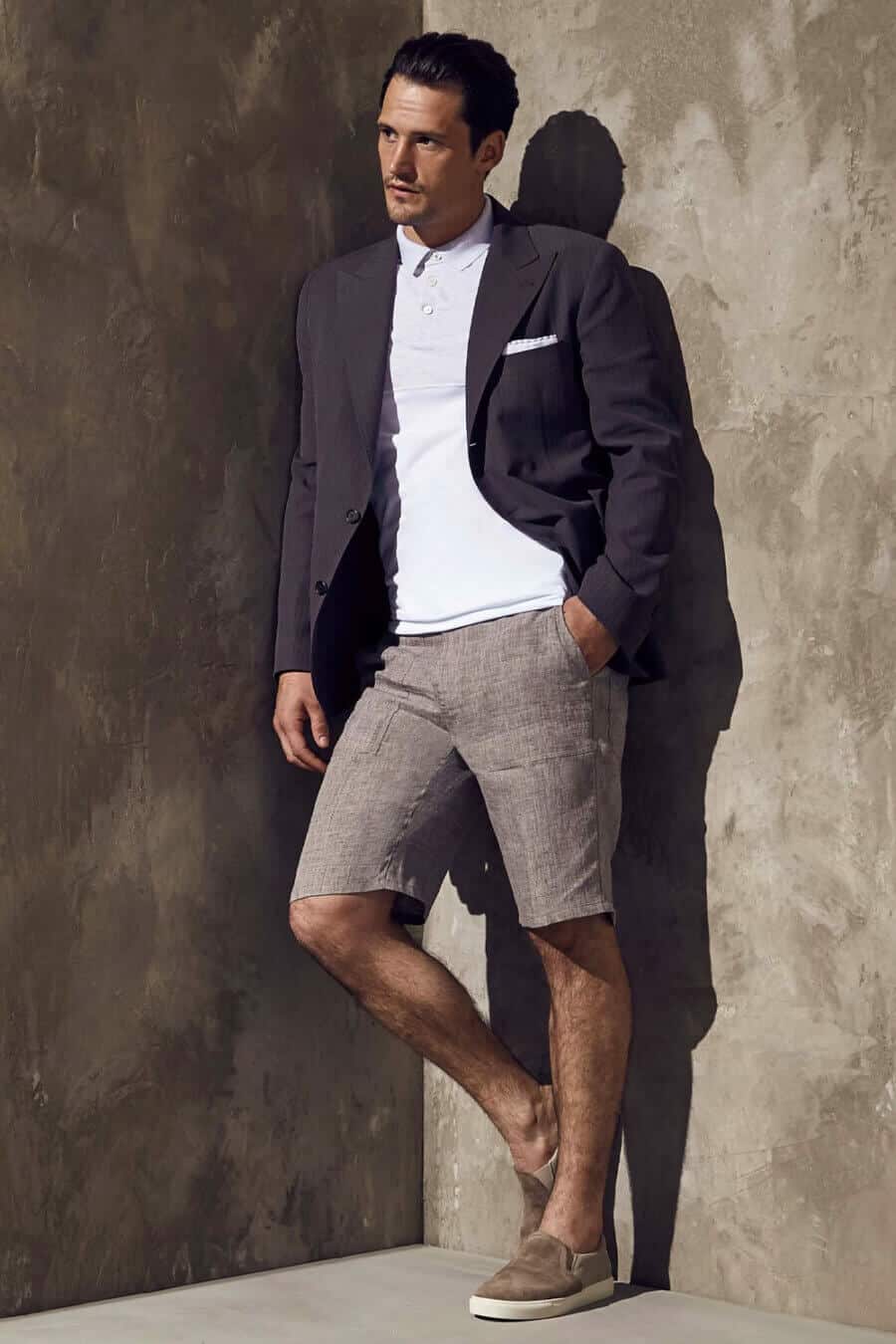 Men's tailored shorts with blazer, polo shirt and suede sneakers outfit