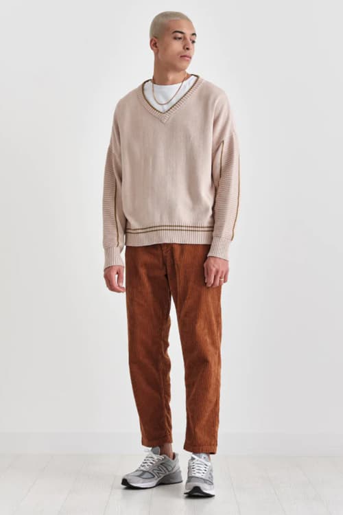 Men's corduroy trousers, v-neck sweater and sneakers outfit