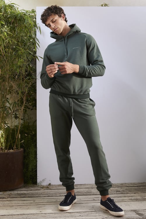 Men's green matching sweatpants and hoodie outfit
