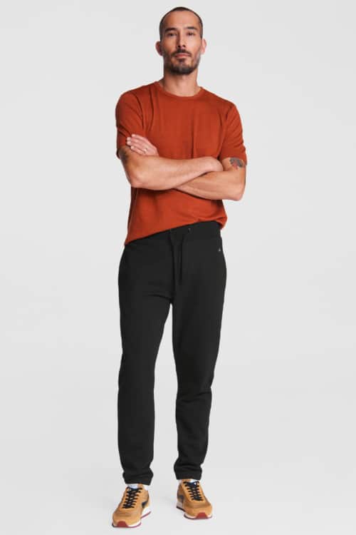 Men's jogging pants, T-shirt and retro running sneakers outfit