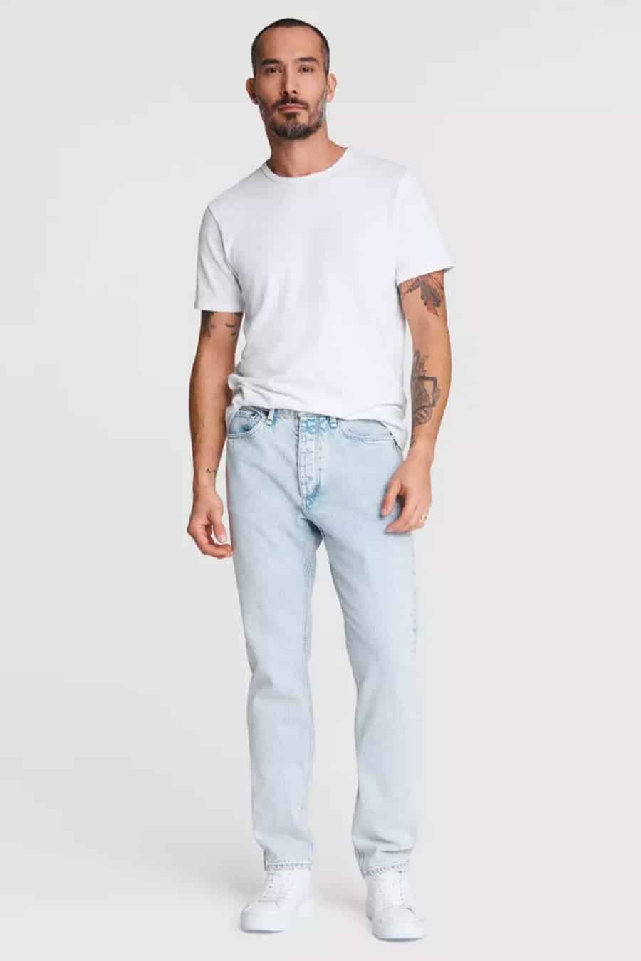Men's light blue wash denim jeans, white T-shirt and white sneakers outfit