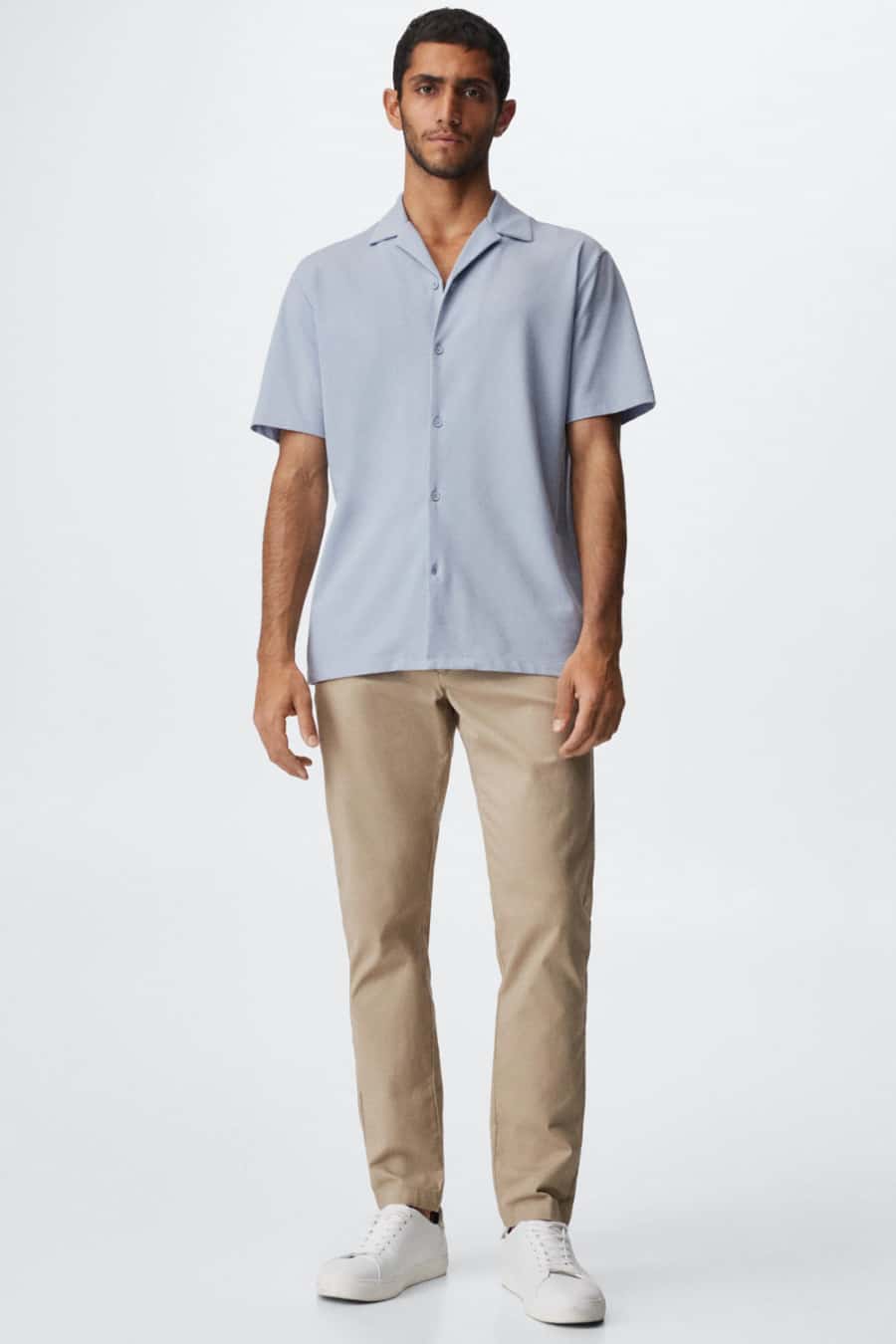 Men's khaki chino pants, grey Cuban collar shirt and white sneakers outfit