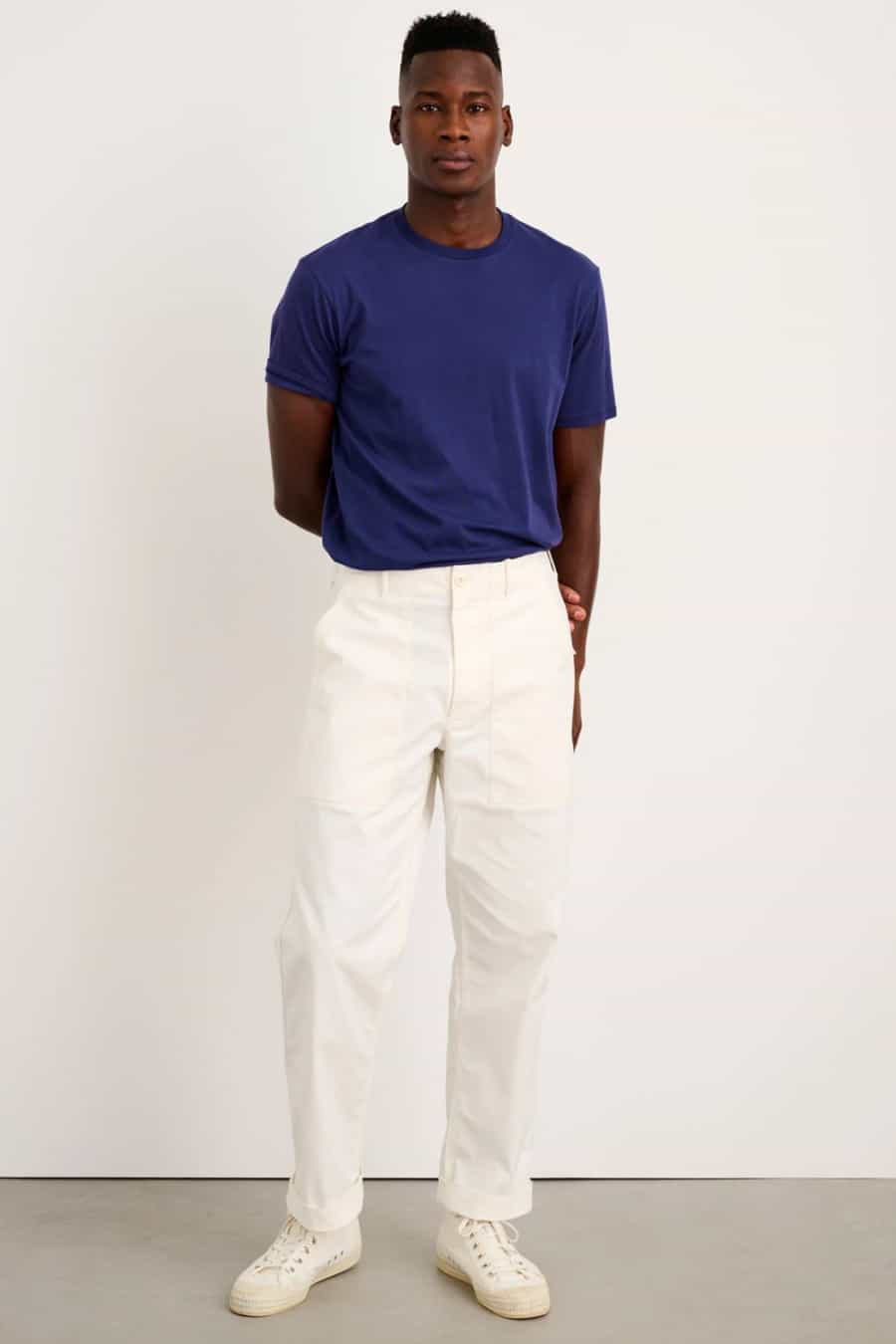 Men's relaxed white pants, blue T-shirt and white sneakers outfit