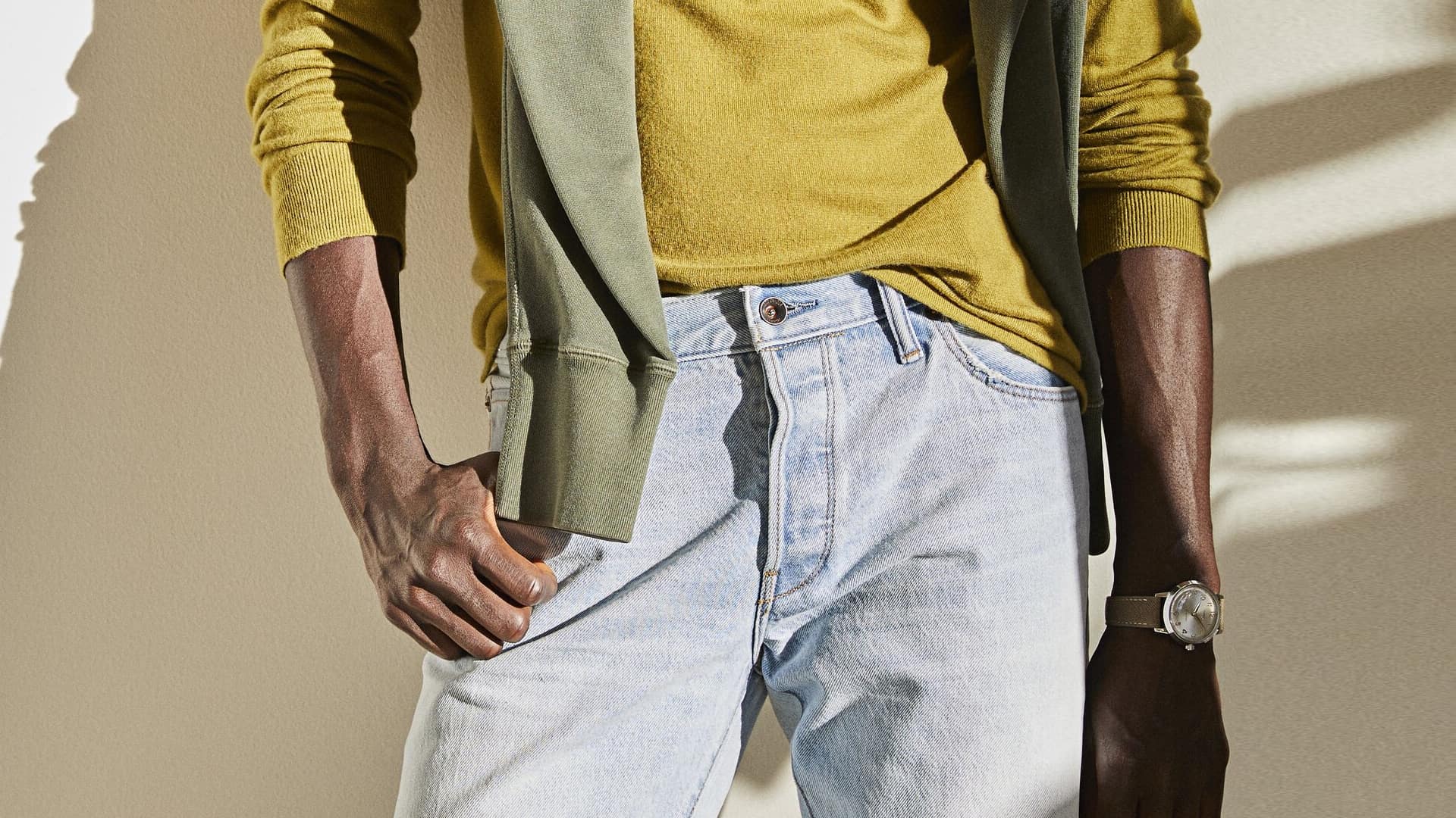 Men's light wash blue jeans with yellow top