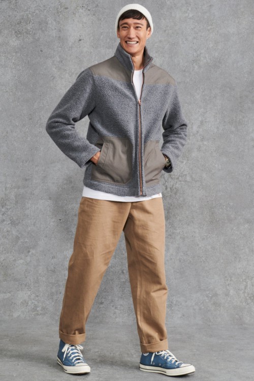 Men's wide khaki pants, white T-shirt, grey fleece jacket, beanie and canvas high-top sneakers outfit