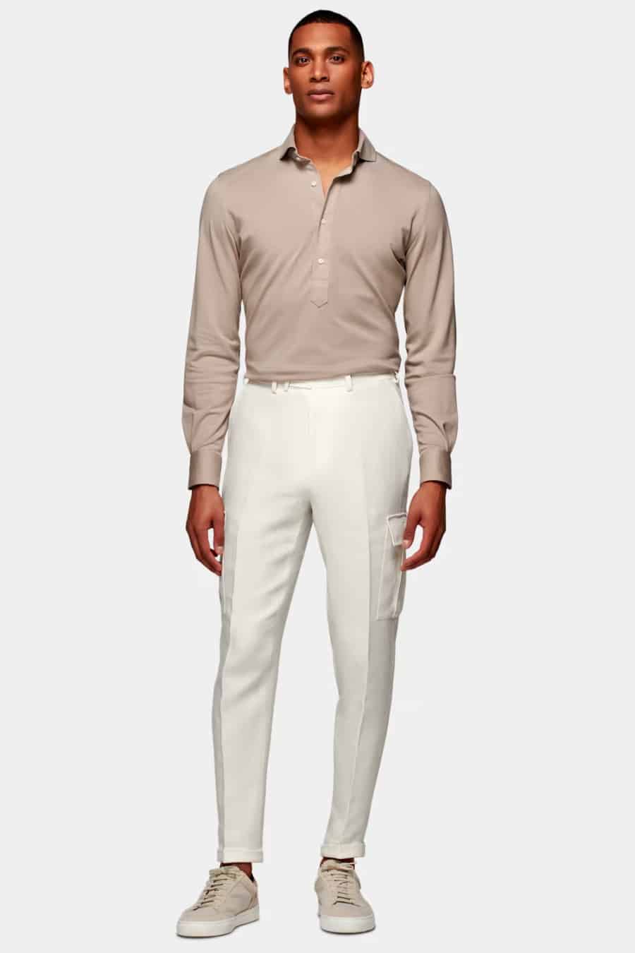 Men's white cargo pants, long-sleeved camel polo shirt and suede sneakers outfit