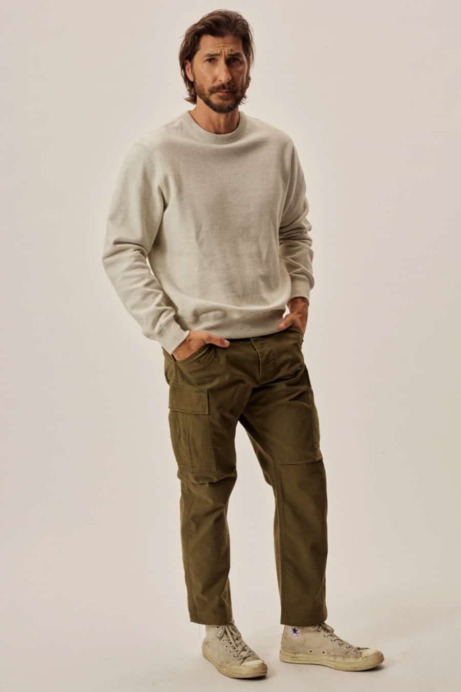 Men's olive green cargo pants, grey sweatshirt and canvas high-top sneakers outfit