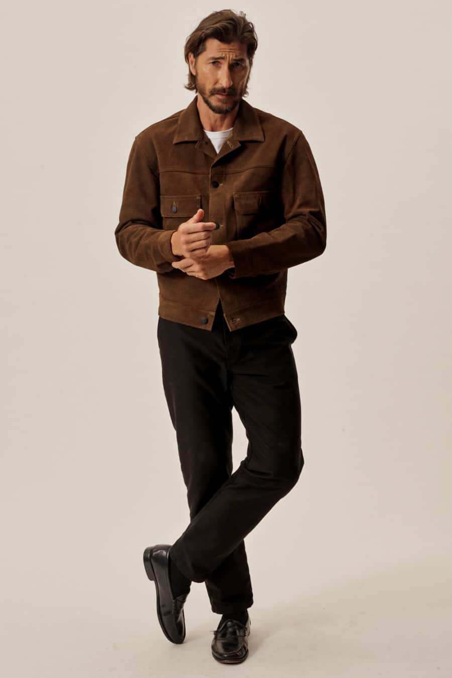 Men's black jeans, brown suede trucker jacket, white T-shirt and black leather penny loafers outfit
