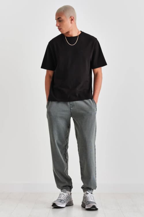 Men's cotton sweatpants, black T-shirt and New Balance sneakers outfit