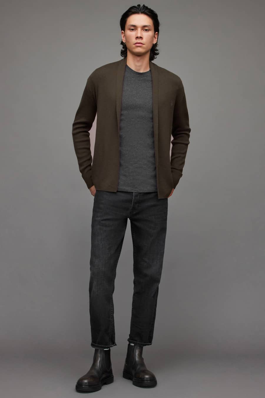 Men's black jeans, charcoal T-shirt, green cardigan and leather Chelsea boots outfit