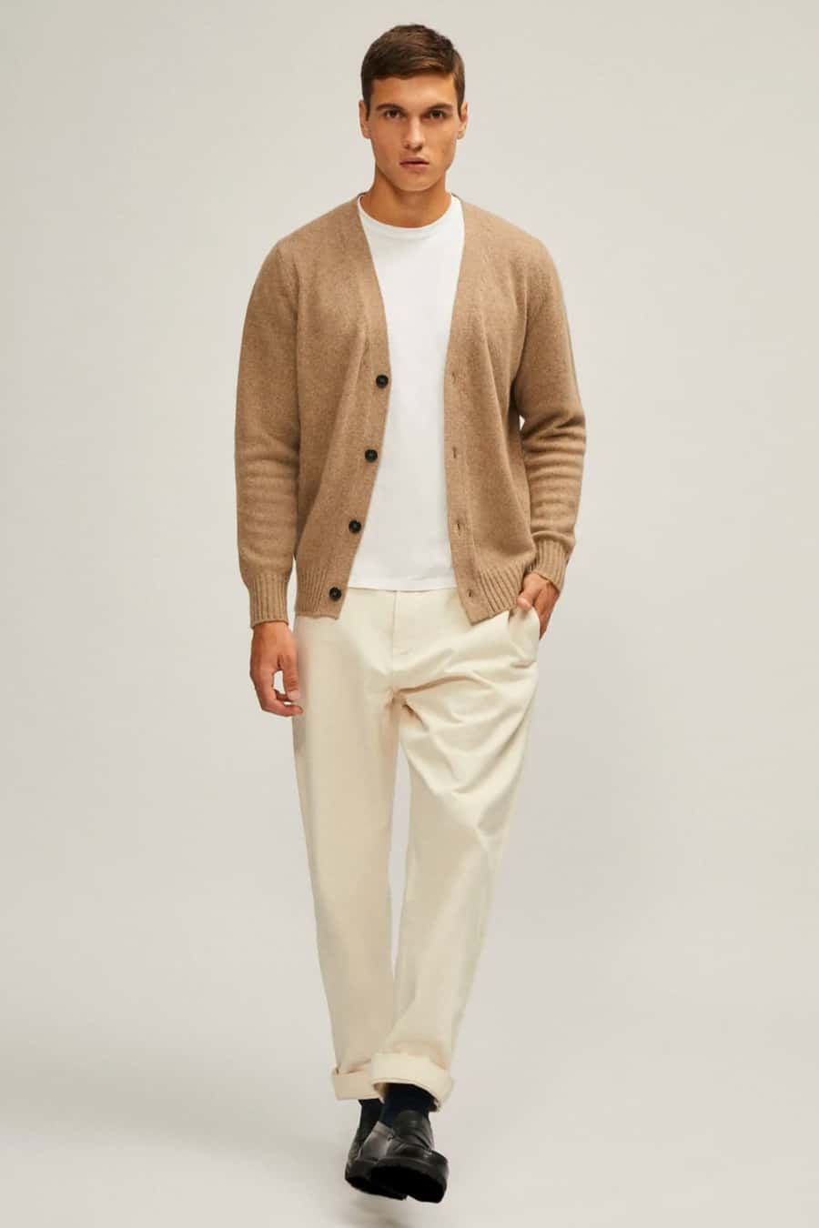 Men's cream chinos, white T-shirt, camel cardigan and black loafers outfit