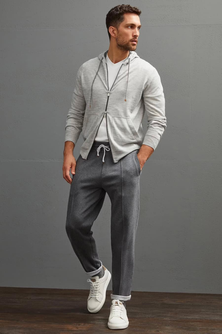 Men's grey tailored sweatpants, white T-shirt, grey zip hoodie and white sneakers outfit