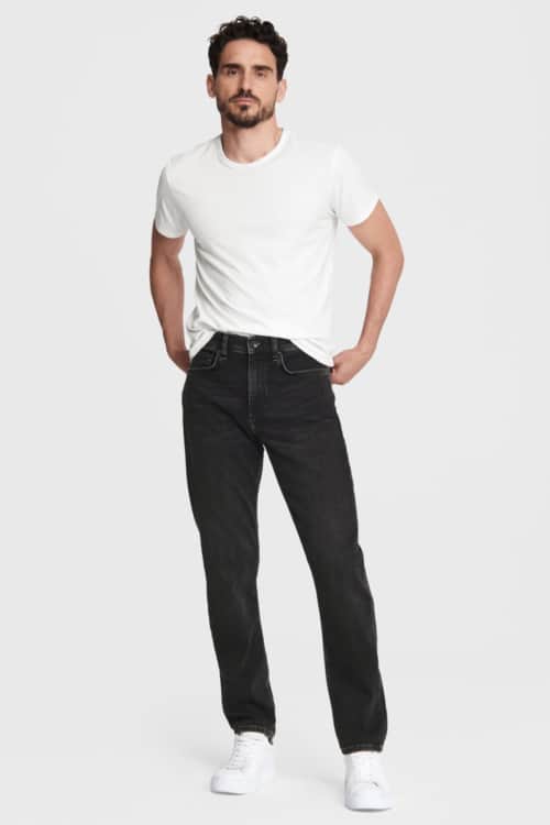 Men's black jeans, white T-shirt and white sneakers outfit