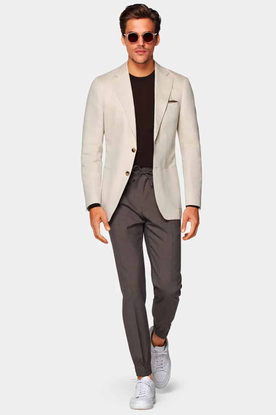 Men's brown drawstring trousers, brown T-shirt, beige blazer and white sneakers outfit