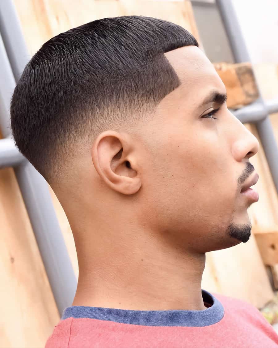 Men's short buzz cut with shape up and low skin fade