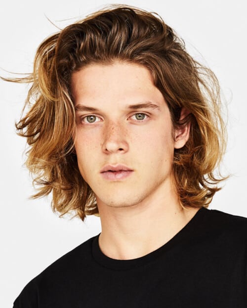 Men's shoulder length surfer hairstyle