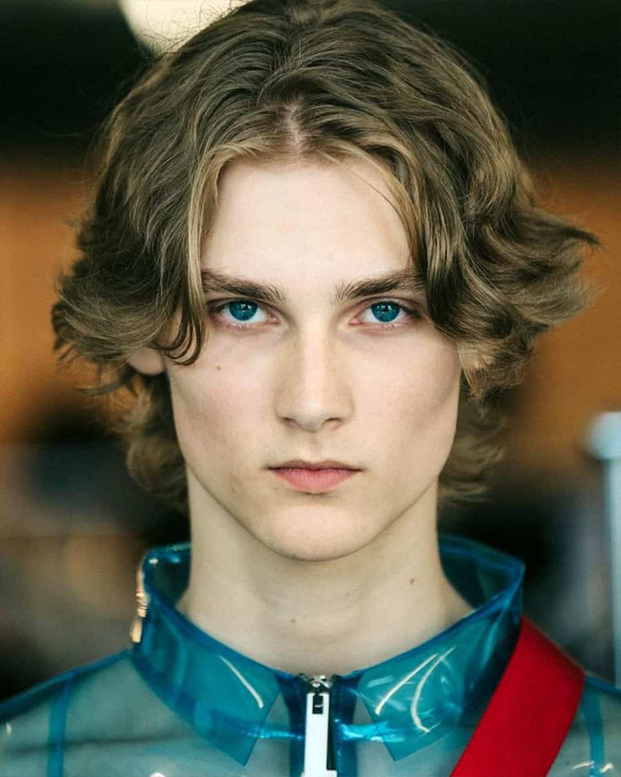 Men's wavy mid-length middle parting hairstyle