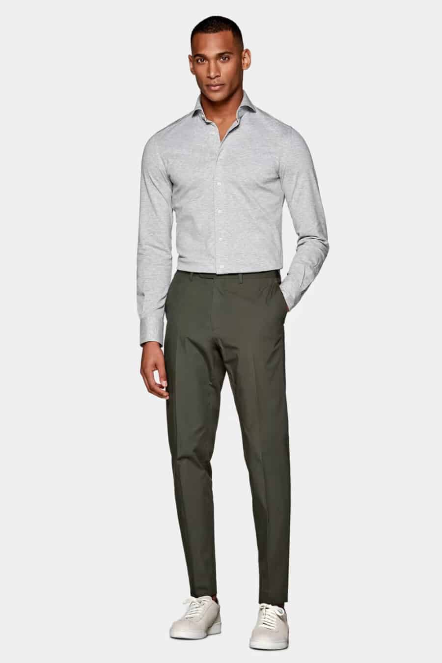 Men's dark green tailored pants, light grey jersey shirt and off-white sneakers outfit