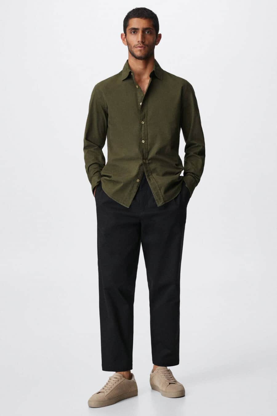 Men's loose black pants, dark green shirt and light brown suede sneakers outfit