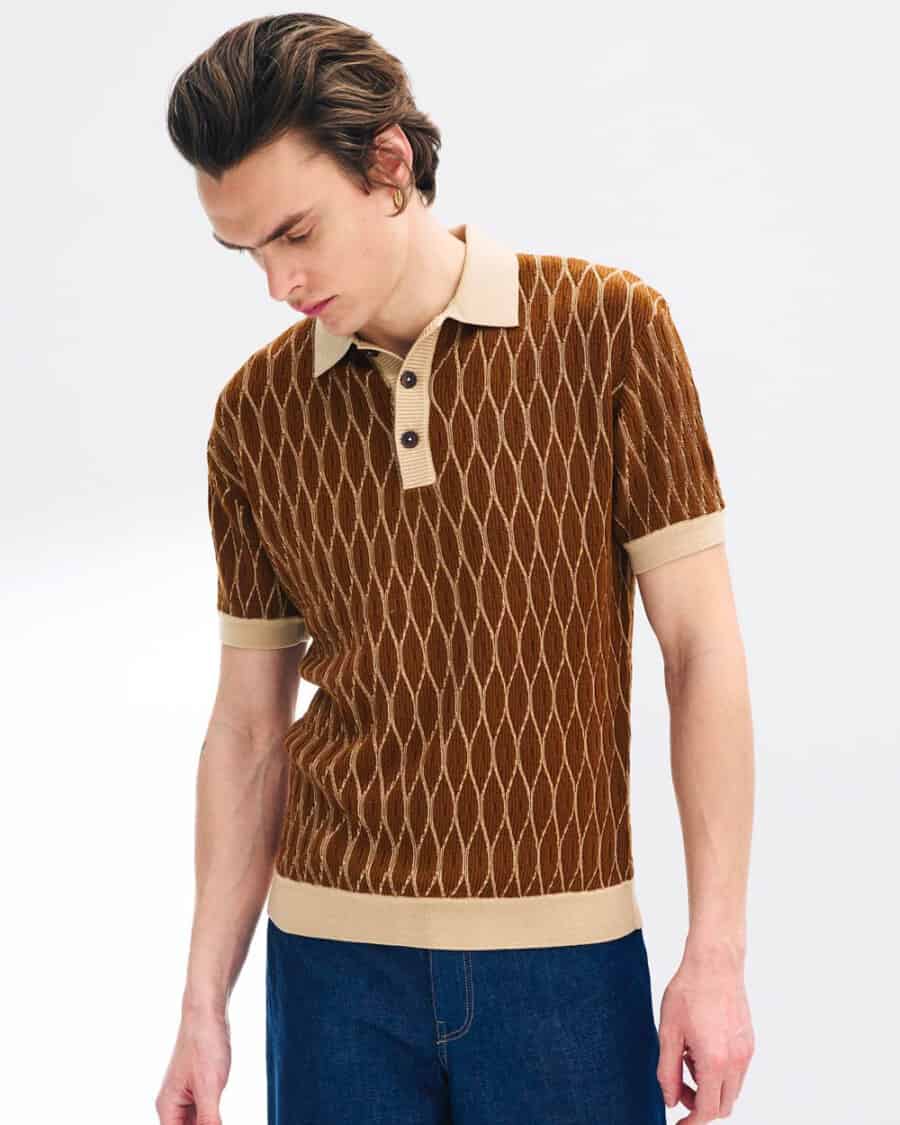 Man wearing a retro brown knitted high-end polo shirt with blue jeans