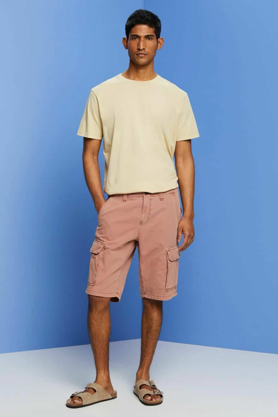 Men's pink cargo shorts, beige T-shirt, taupe suede slider sandals outfit