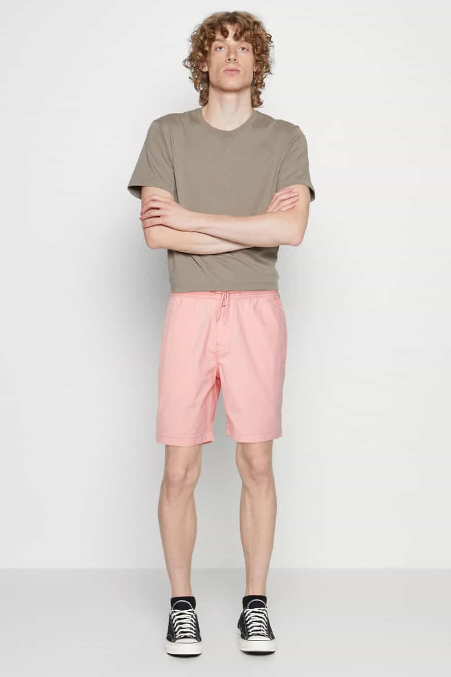 Men's light pink drawstring shorts, clay grey T-shirt and black canvas high-top sneakers outfit