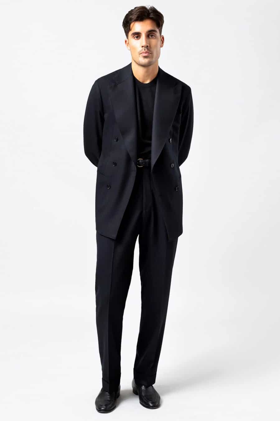 Men's navy double-breasted suit, navy T-shirt and black shoes outfit
