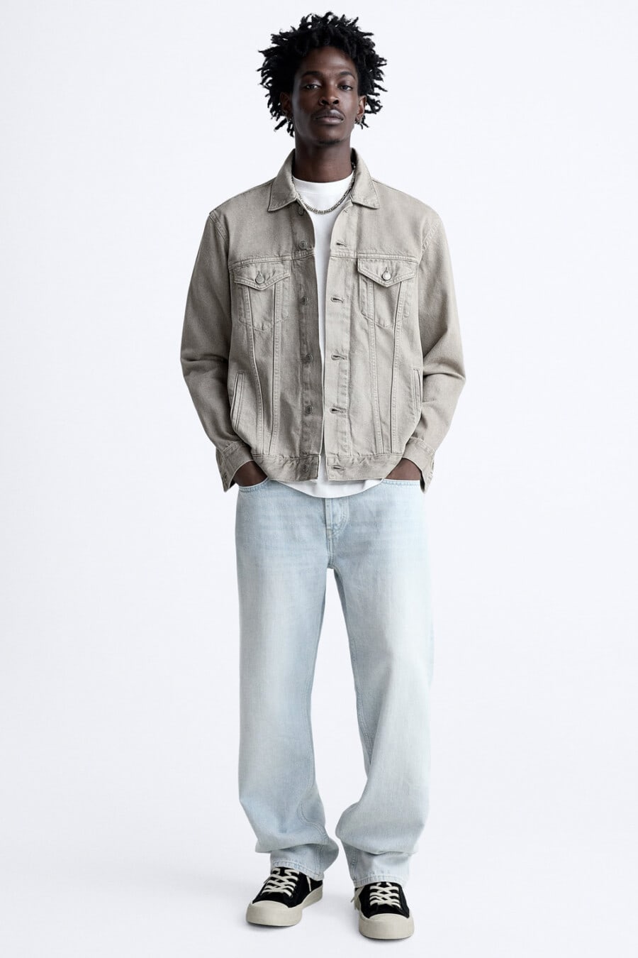 Men's light blue baggy jeans, white T-shirt, black chunky canvas sneakers and grey denim jacket outfit