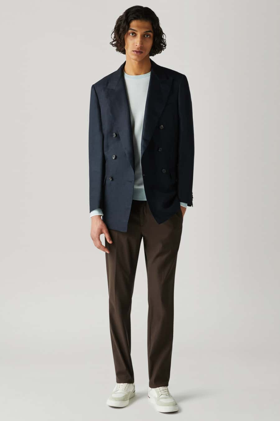 Men's Navy double-breasted blazer, sky blue T-shirt, dark brown pants and white sneakers outfit