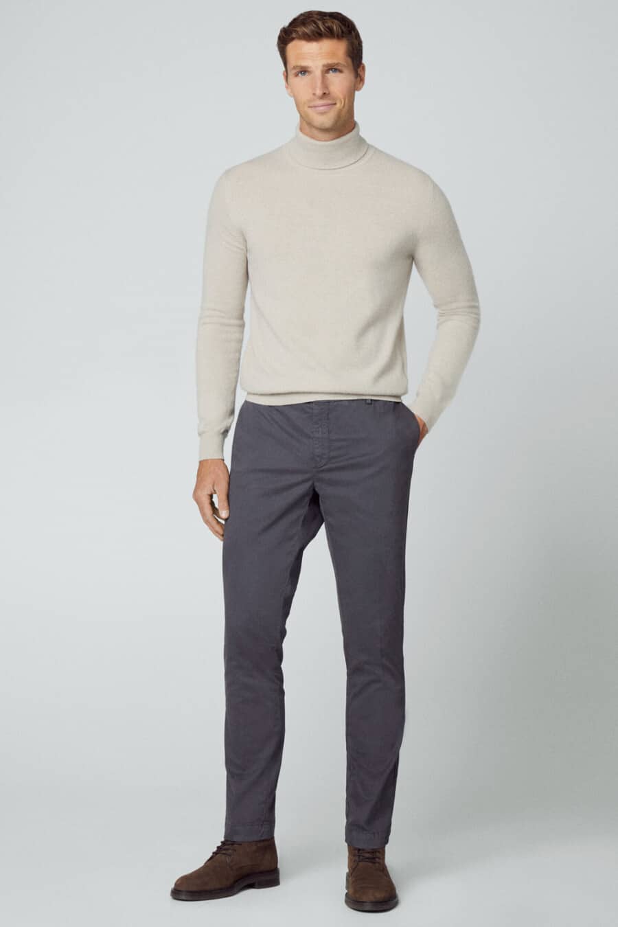Men's dark grey chinos, off-white turtleneck and brown suede boots outfit