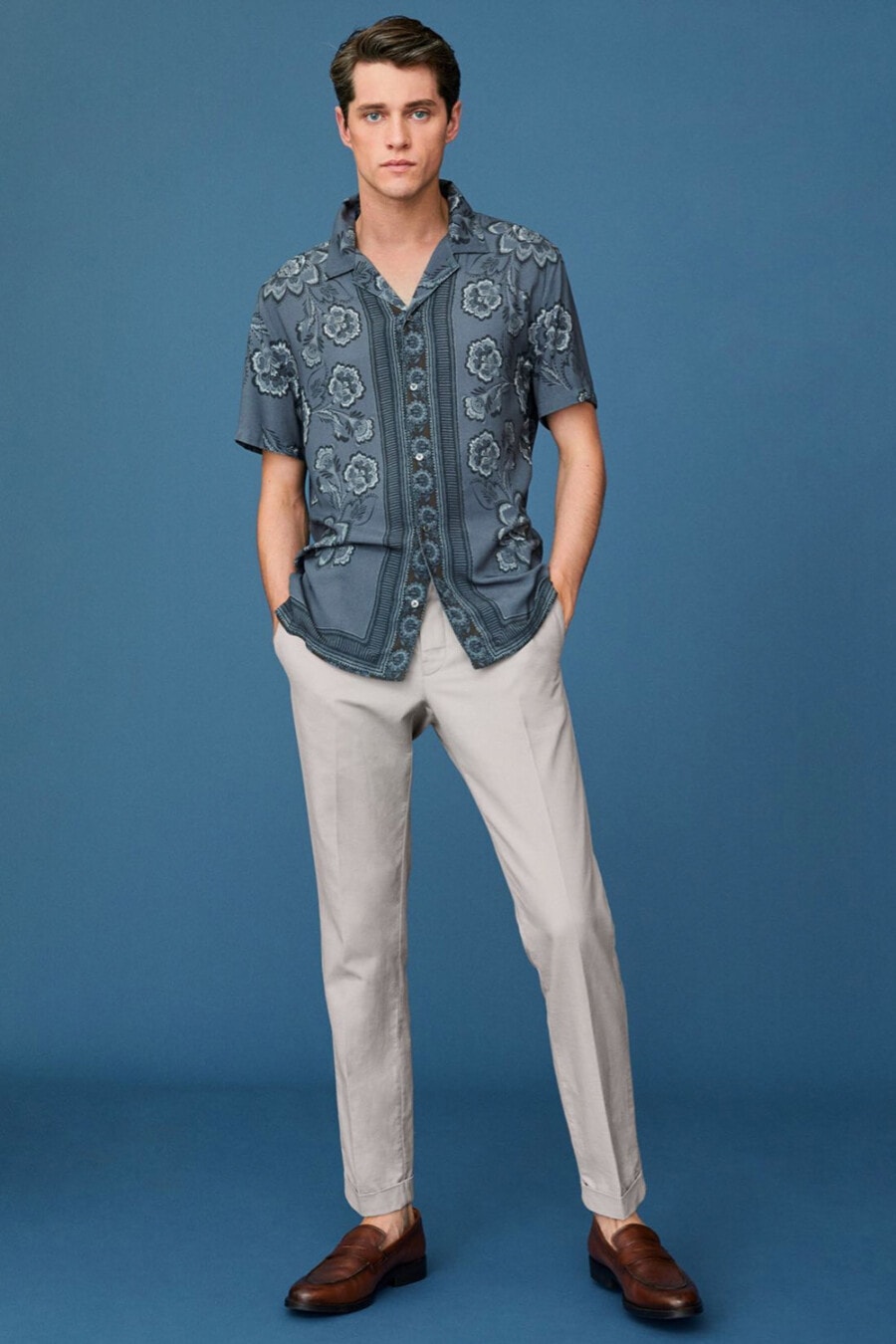 Men's light grey pants, printed short sleeve shirt and leather penny loafers outfit