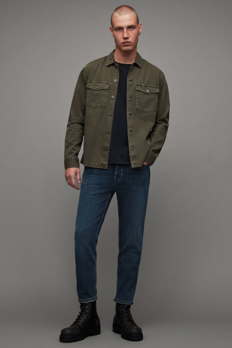 Men's blue jeans, charcoal T-shirt, green cotton shacket and black military boots outfit
