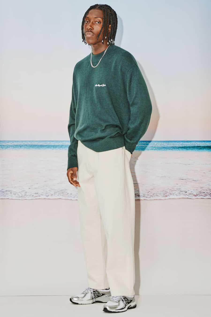 Men's off-white wide-leg pants, green sweatshirt, New Balance running sneakers and grey necklace chain outfit
