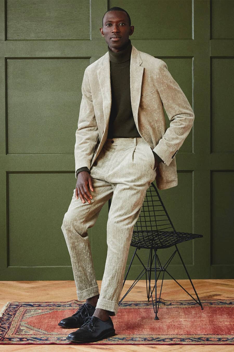 Men's light green corduroy suit, dark green turtleneck and black leather shoes outfit