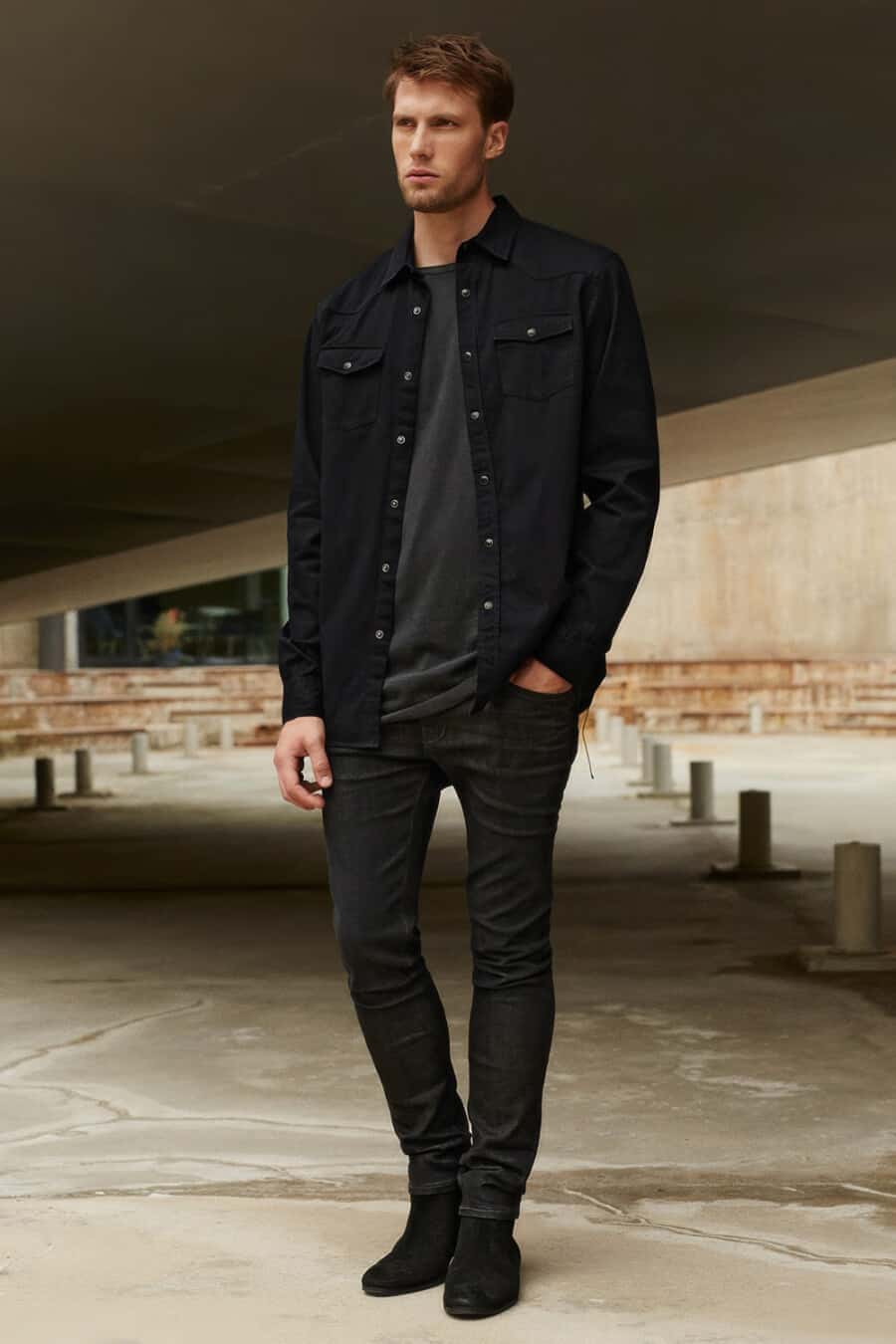 Men's black jeans, black T-shirt, black denim overshirt and black suede Chelsea boots outfit