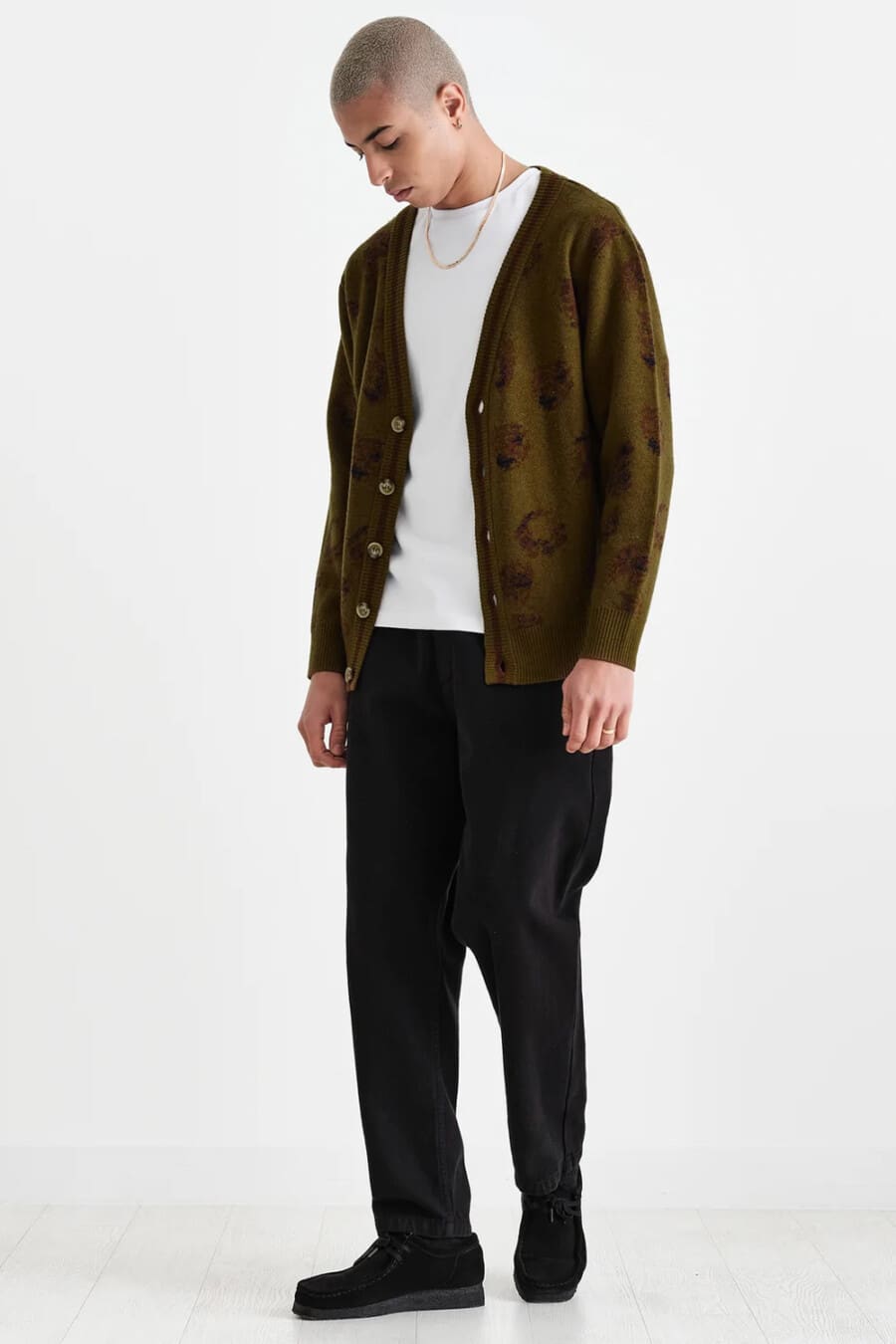 Men's black wide pants, white T-shirt, patterned green cardigan, black suede Wallabee shoes and gold chain necklace grunge outfit